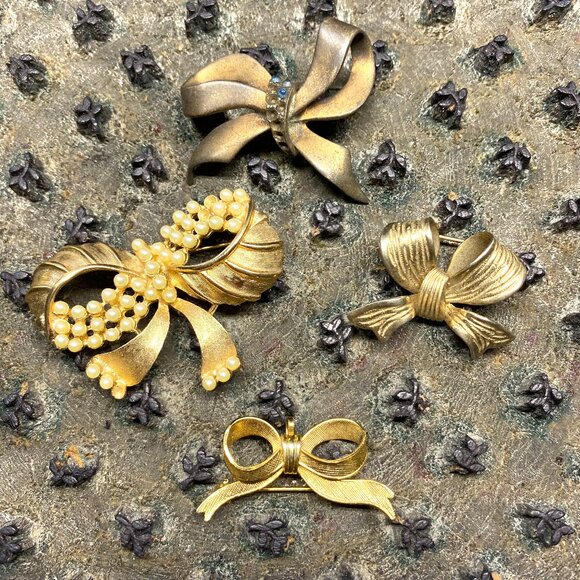 Vintage Bowtie Brooch Lot of 4 - Gold Toned - 1 marked Giovanni - Picture 1 of 4